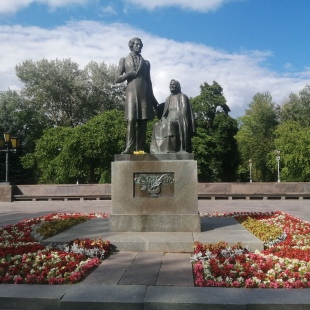 Фотография памятника Памятник Пушкин и крестьянка