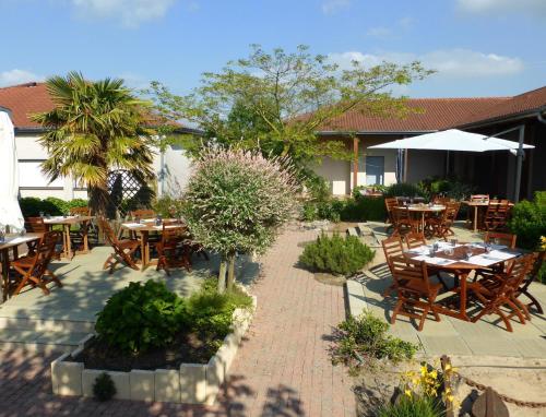 Фотография гостиницы The Originals City, Le Logis d'Elbée, Cholet Nord (Inter-Hotel)