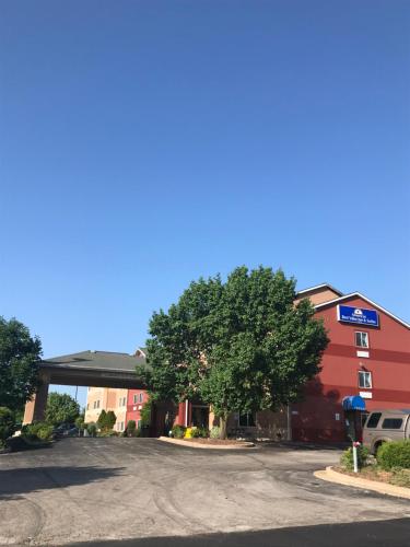 Фотографии гостиницы 
            Americas Best Value Inn and Suites Saint Charles