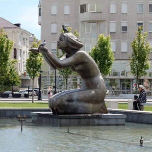 Фотография Памятник-фонтан Дарующая воду