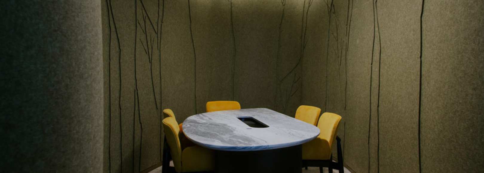 Фотография комнаты для переговоров Ирис