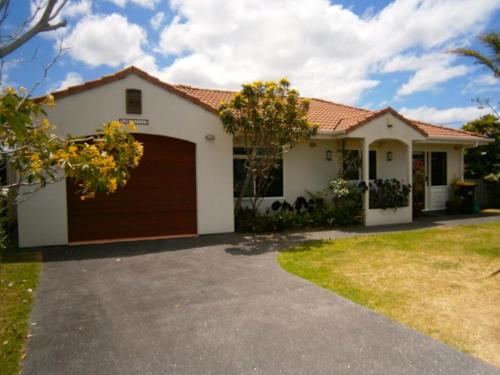 Фотография гостевого дома Baskervilla - Whangamata Holiday Home