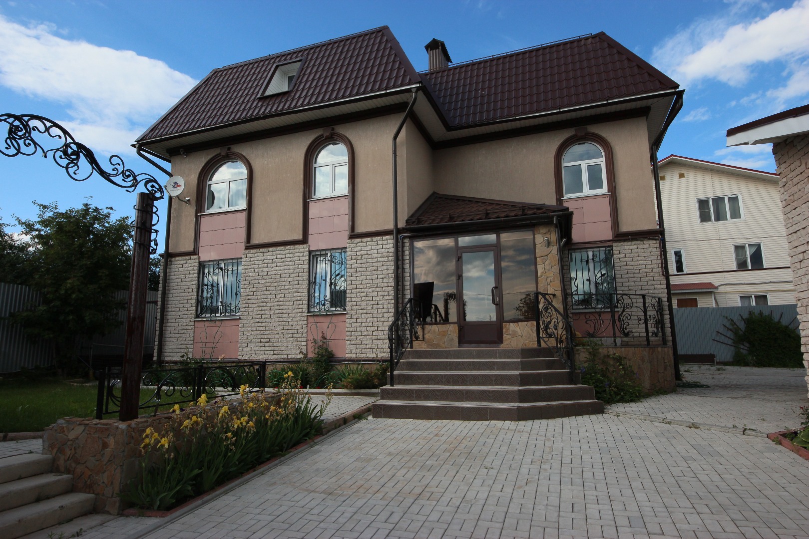 домик в садовом товариществе. челюскина 87 ижевск. удмуртия дом пазелы. самый красивый дом в ижевске. таунхаус в микрорайоне премьера.