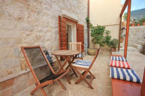 Фотография гостевого дома Apartments by the sea Komiza, Vis - 3035