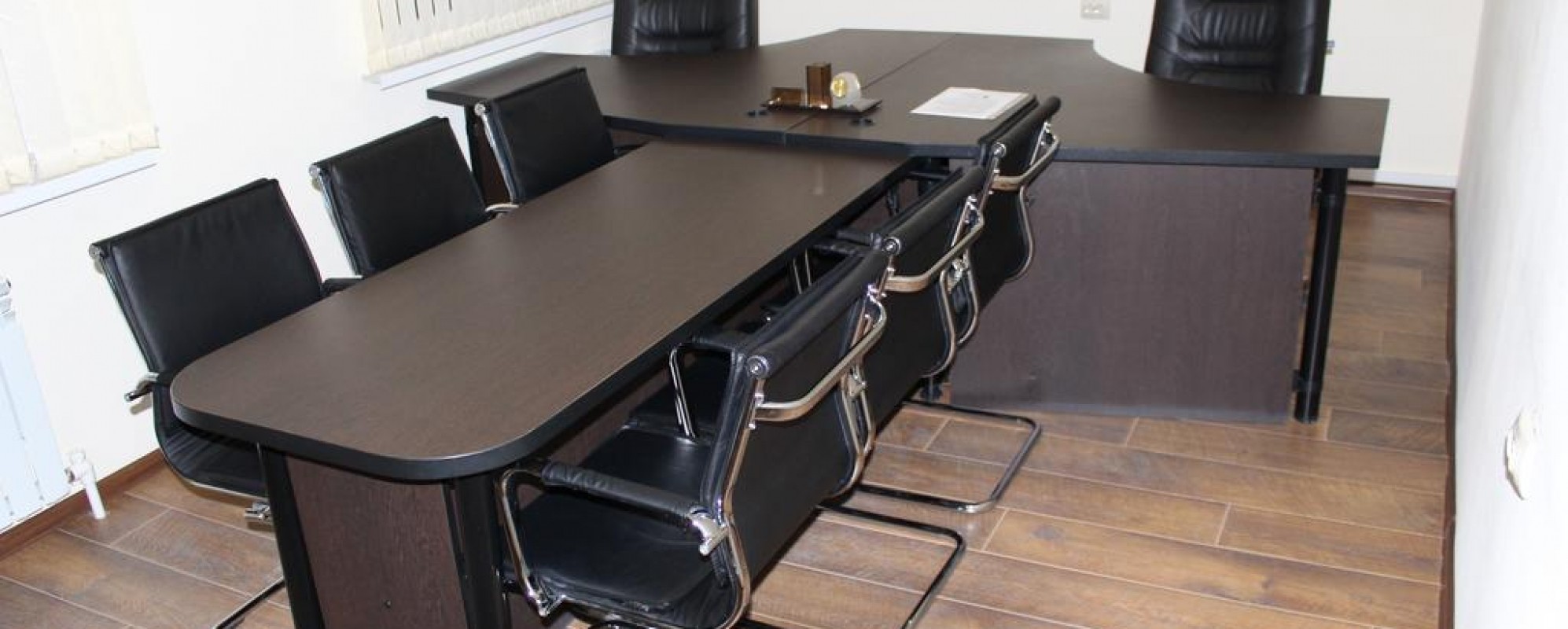 Фотографии комнаты для переговоров Источник