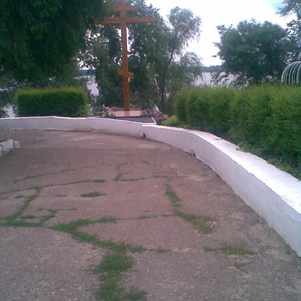 Фотография памятника КРЕСТ на бульваре