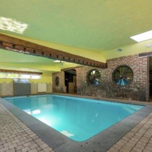 Фотографии гостевого дома
Square farm transformed into a luxurious holiday home