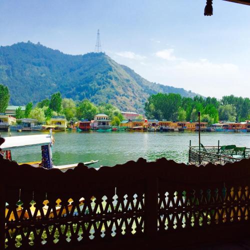 Фотография гостиницы New Sea Palace Houseboats