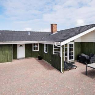 Фотографии гостевого дома
Four-Bedroom Holiday home in Rømø 8