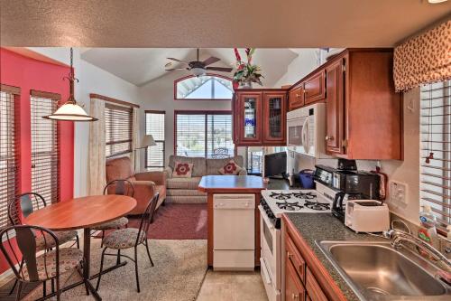 Фотографии гостевого дома
Lakefront Cabin Walk to London Bridge Beach!