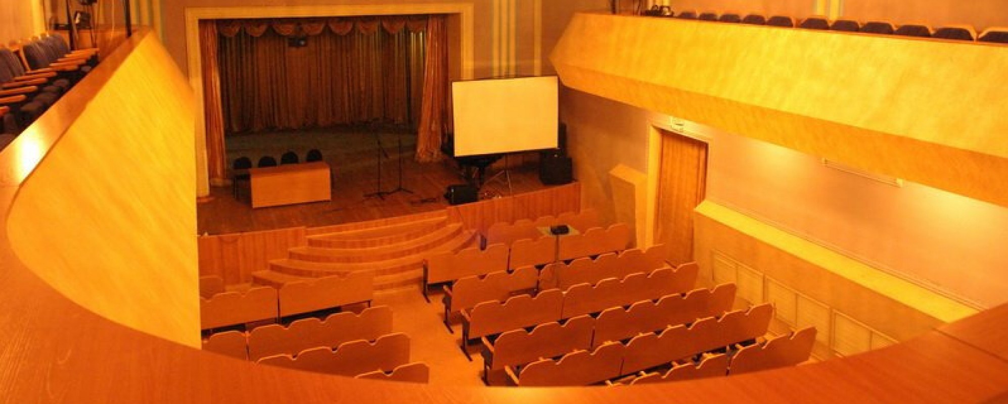 Фотографии концертного зала Зрительный зал Городского Дома культуры Горно - Алтайска