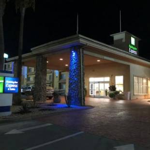 Фотографии гостиницы
Holiday Inn Express Corning, an IHG Hotel