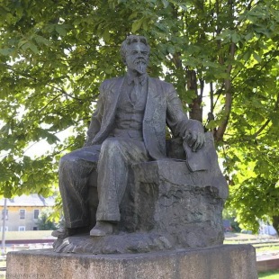 Фотография памятника Памятник М. И. Калинину на ж/д вокзале 