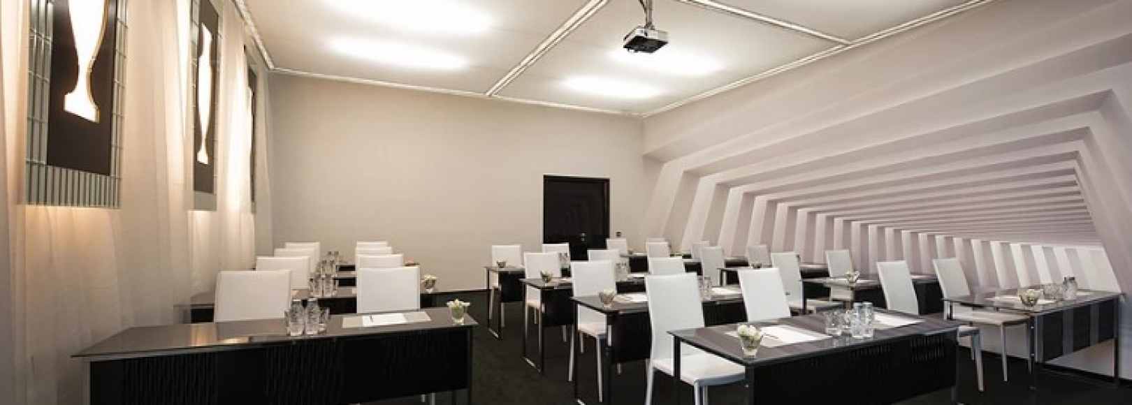 Фотография конференц-зала White