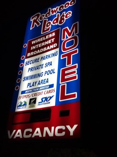 Фотография гостевого дома Redwood Lodge Motel