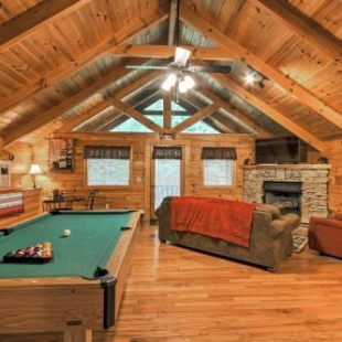 Фотография гостевого дома Mountain Dream Cabin with Deck, 7 Mi to Gatlinburg