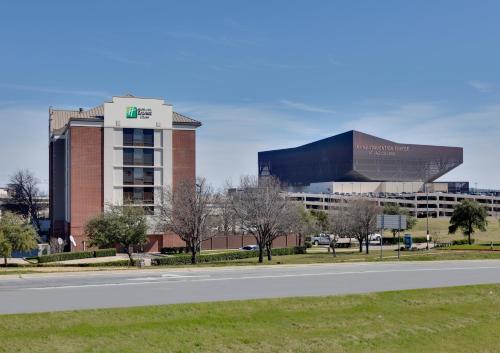 Фотография гостиницы Holiday Inn Express Hotel & Suites - Irving Convention Center - Las Colinas, an IHG Hotel