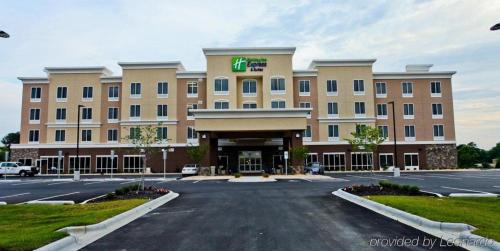Фотография гостиницы Holiday Inn Express Hotel & Suites Goldsboro - Base Area, an IHG Hotel