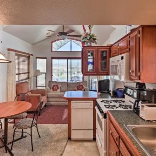 Фотография гостевого дома Lakefront Cabin Walk to London Bridge Beach!