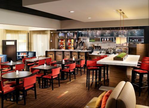 Фотография гостиницы Courtyard by Marriott Atlanta Airport South/Sullivan Road