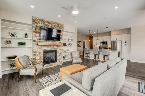 Фотография гостевого дома New Luxury Loft #404 Near Resort - Huge Hot Tub & Views - FREE Activities & Equipment Rentals Daily