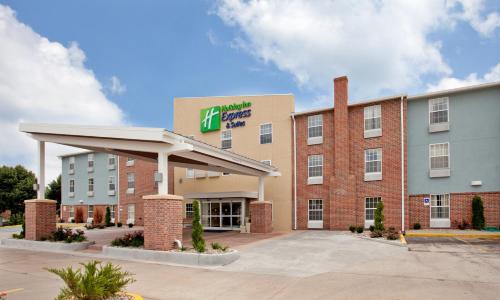 Фотография гостиницы Holiday Inn Express Hotel & Suites North Kansas City, an IHG Hotel