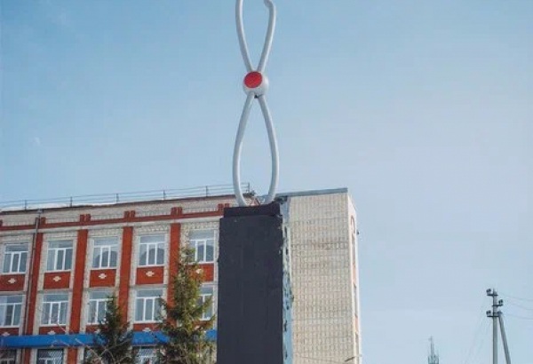 Фотография Памятник и стела Погибшему экипажу самолета Пе-2 и авиаконструктору В.М.Петлякову