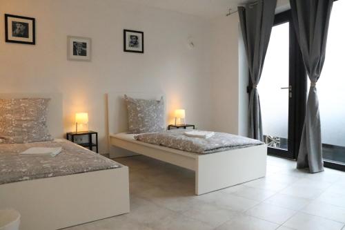 Фотография гостевого дома Travel & Work Apartment l 5 Schlafzimmer l Smart TV l Parkplatz l Küche