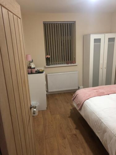 Фотография мини отеля BIG ROOM rusholme WITH TV AND PRIVATE BATHROOM