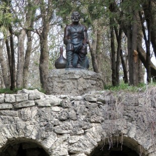 Фотография памятника Скульптура Мужичок с кувшином