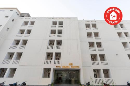 Фотографии гостиницы 
            Vaccinated Staff - Capital O 64120 Hotel Noida Suites