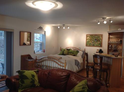 Фотография гостевого дома Winterfell Inn - No Extra Fees, Dog Friendly, King Bed