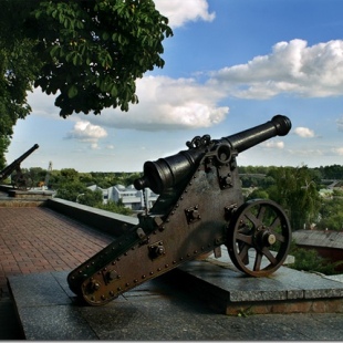 Фотография Памятник 12 чугунным пушкам