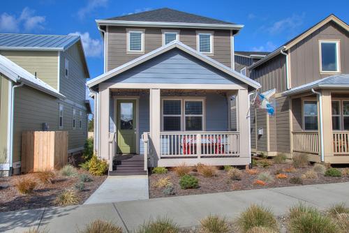 Фотография гостевого дома Crabby Daddy & the Blue Mermaid - Oyhut Bay Seaside Village