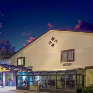 Фотографии мотеля 
            Super 8 by Wyndham Champaign