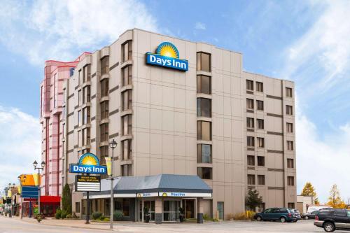 Фотография гостиницы Days Inn by Wyndham Niagara Falls Near The Falls