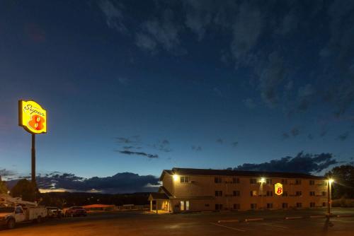 Фотография гостиницы Super 8 by Wyndham Raton