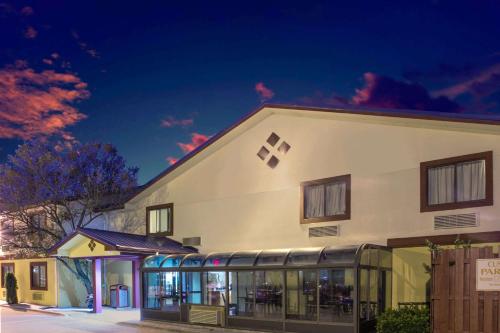 Фотография мотеля Super 8 by Wyndham Champaign