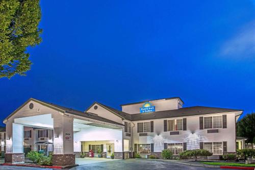 Фотография гостиницы Days Inn & Suites by Wyndham Gresham