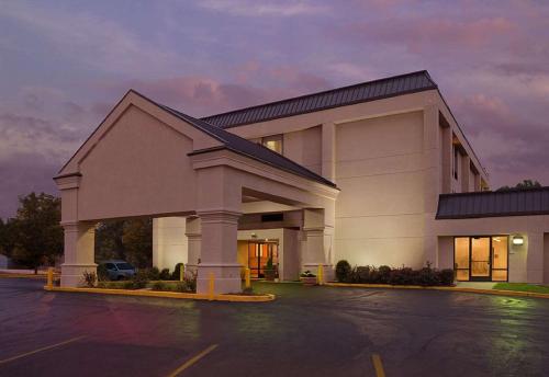 Фотография гостиницы La Quinta Inn & Suites by Wyndham St Louis Route 66