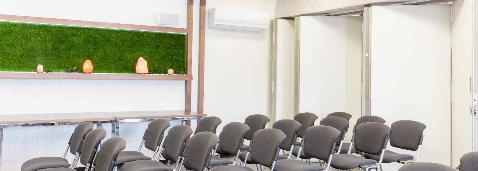 Фотография конференц-зала Малый зал с экраном