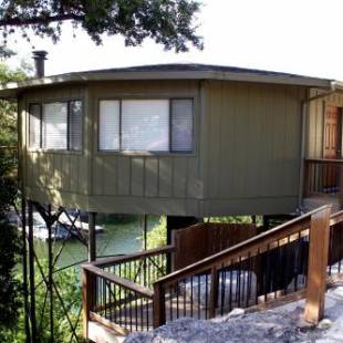 Фотографии гостевого дома
Bluff Side Bungalow on Lake Travis, pool & hot tub, next to marina (#9)