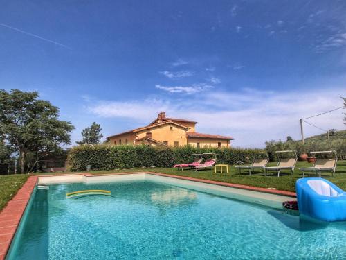 Фотография гостевого дома Spacious Holiday Home in Castelfranco di Sopra with Pool