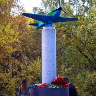 Фотография памятника Памятник героям-авиаторам 