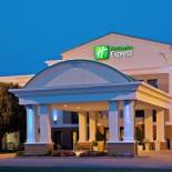 Фотография гостиницы Holiday Inn Express Indianapolis Airport, an IHG Hotel