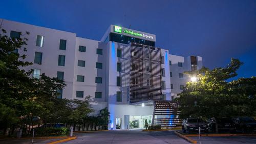 Фотография гостиницы Holiday Inn Express Ciudad Del Carmen, an IHG Hotel