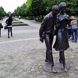 Фотография памятника памятник Лиде и Шурику