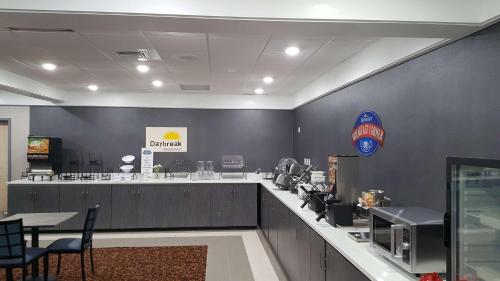 Фотография гостиницы Baymont by Wyndham Grand Rapids Near Downtown