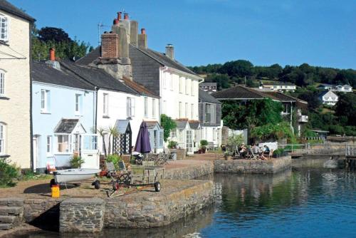 Фотография гостевого дома Dunedin - Waterside location, private garden and buckets of charm