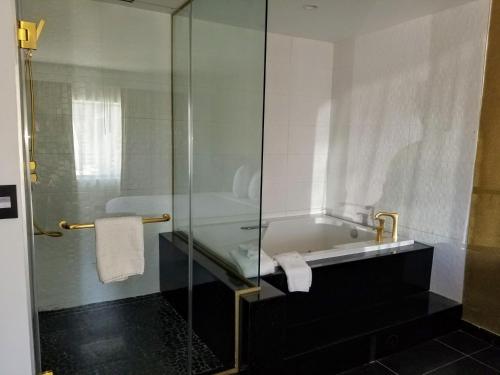 Фотография мотеля Glen Capri Inn and Suites - Burbank Universal